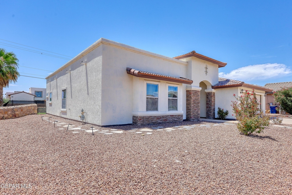 5601 Valley Maple Drive - Photo 2