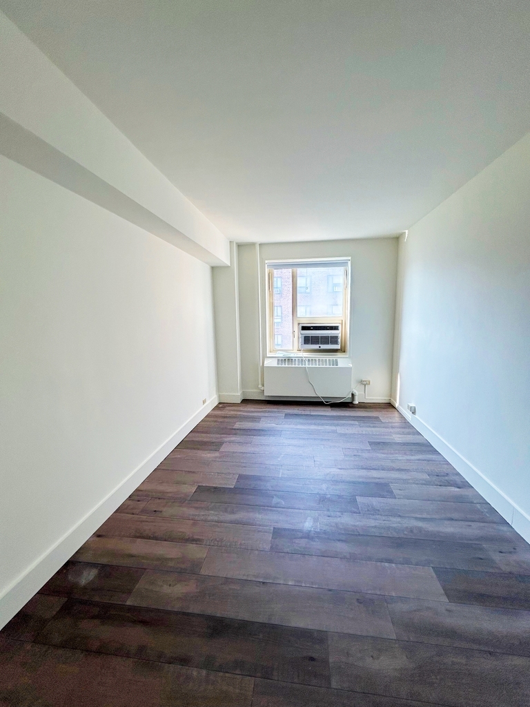 Avenue C - Photo 5