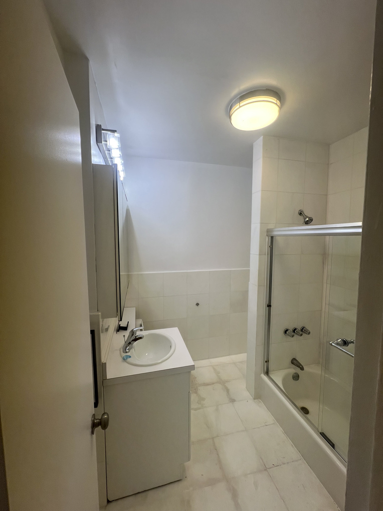 East 51st Street - Photo 4