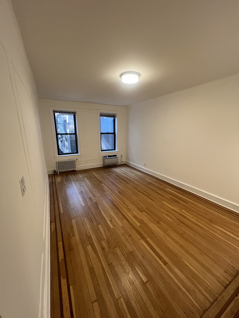 East 51st Street - Photo 0