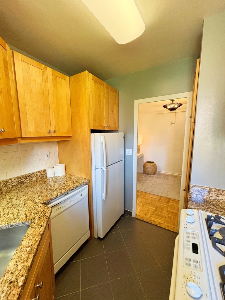 Avenue C - Photo 11