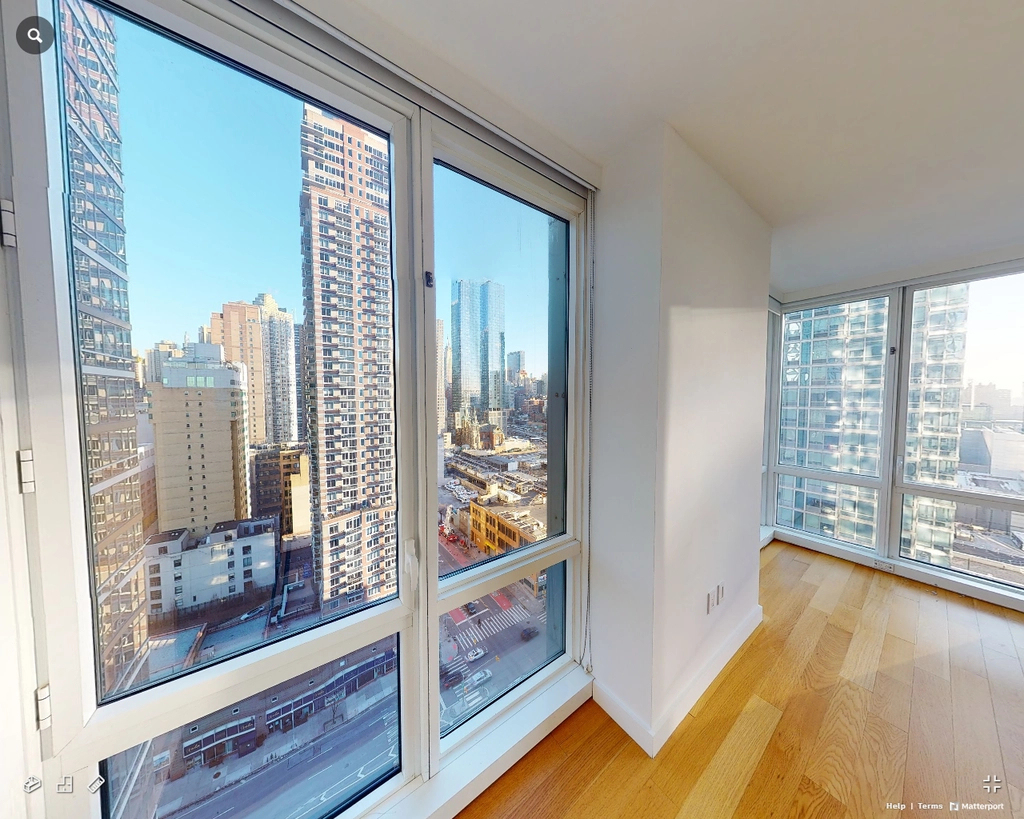 West 42nd Street - Photo 1
