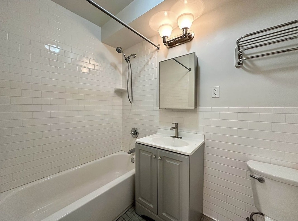 73-04 Ditmars Boulevard - Photo 3
