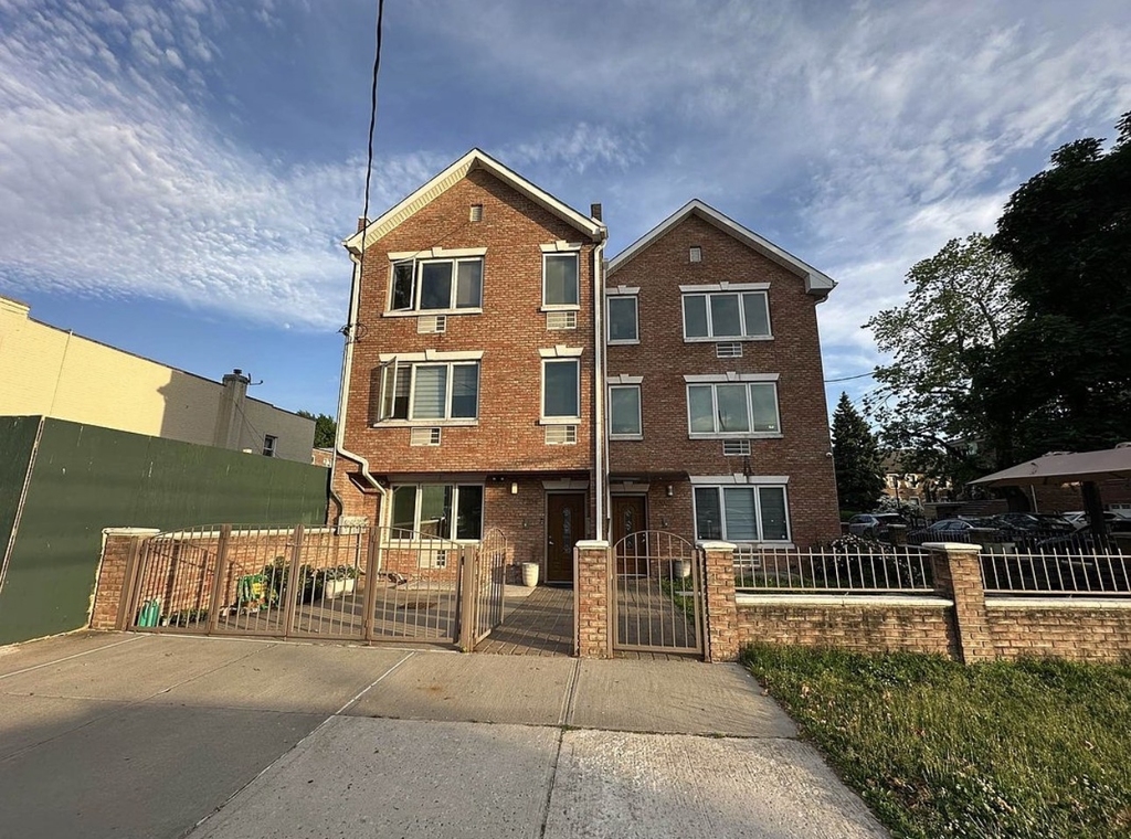 73-04 Ditmars Boulevard - Photo 7