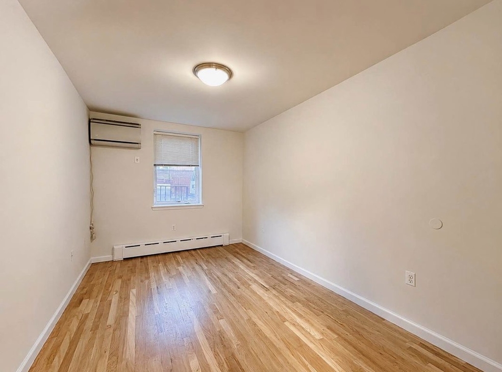73-04 Ditmars Boulevard - Photo 5