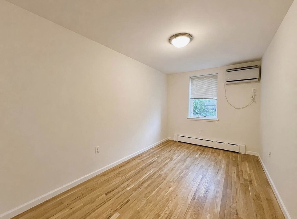 73-04 Ditmars Boulevard - Photo 4
