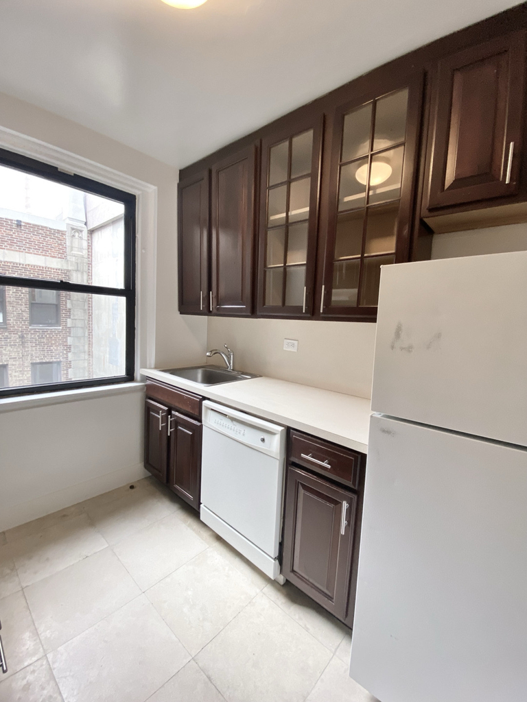 East 44th Street - Photo 4
