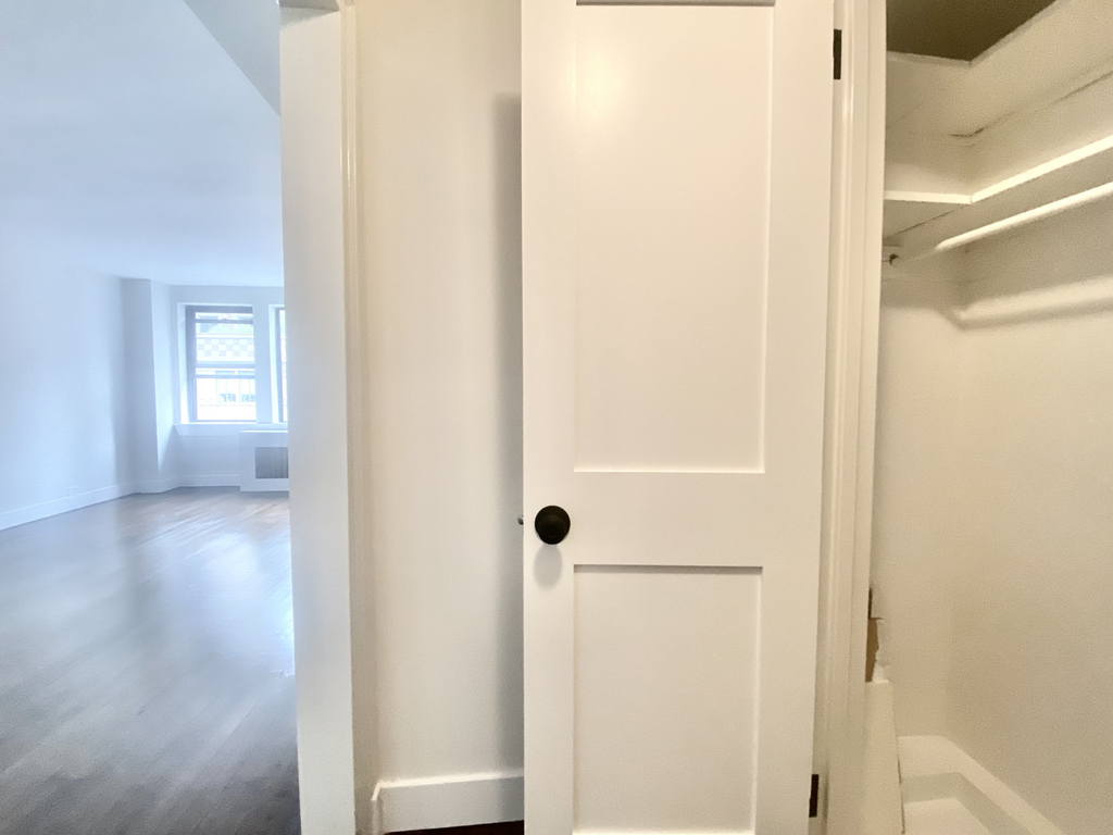 East 44th Street - Photo 12