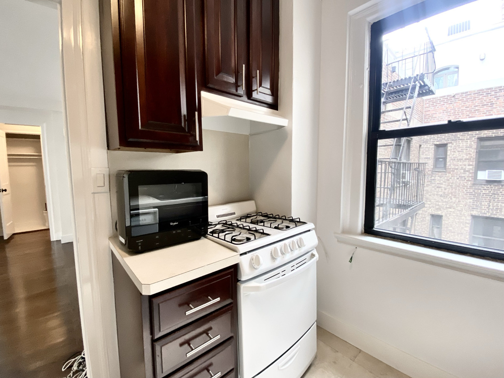 East 44th Street - Photo 3