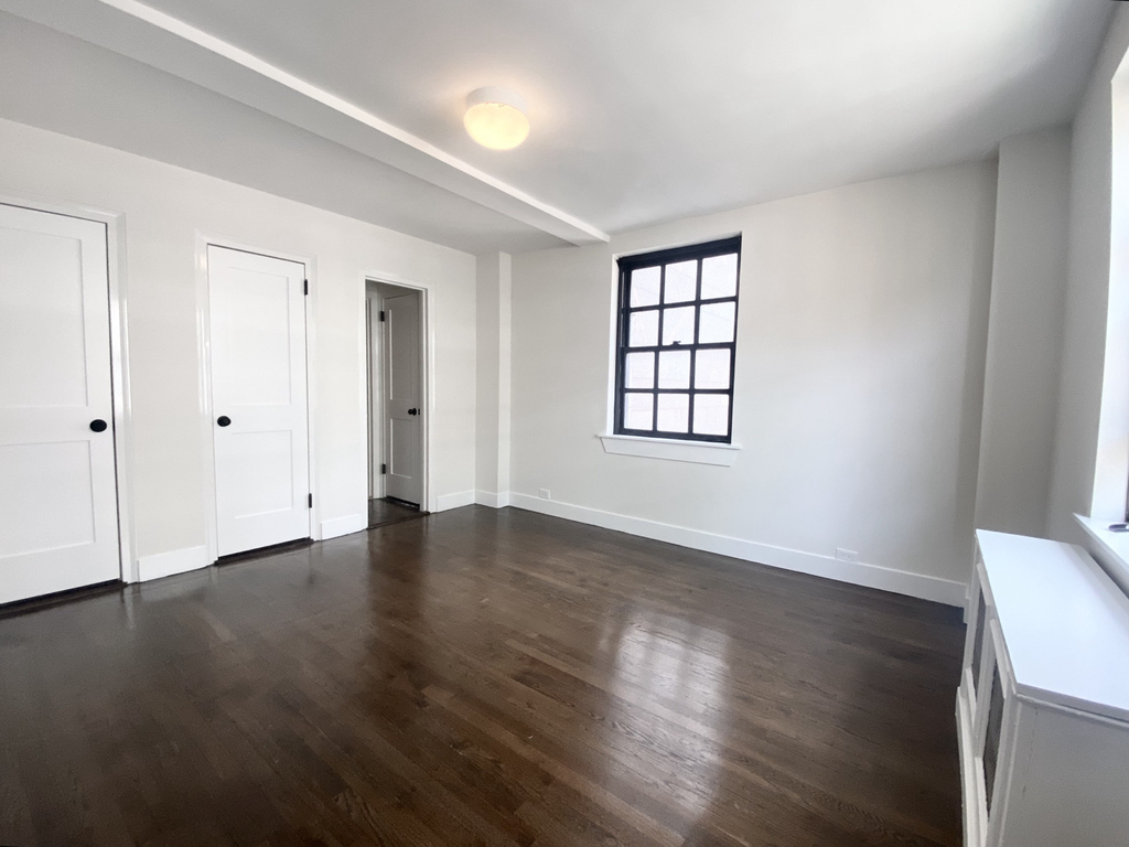 East 44th Street - Photo 9