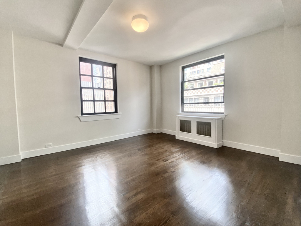 East 44th Street - Photo 7