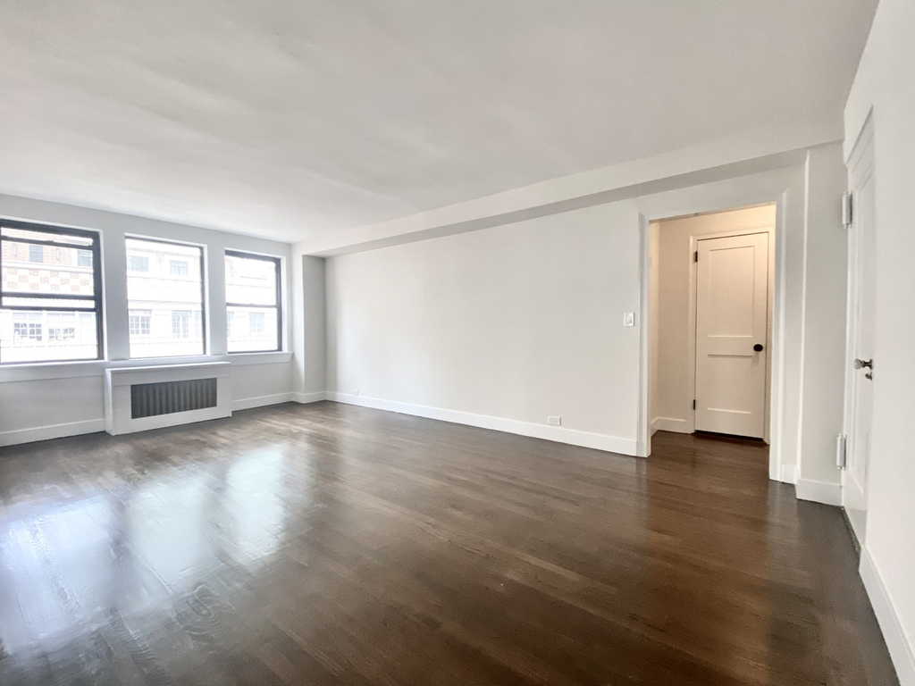 East 44th Street - Photo 5
