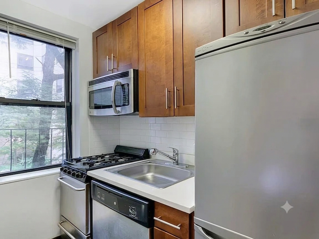  East 46th Street - Photo 3