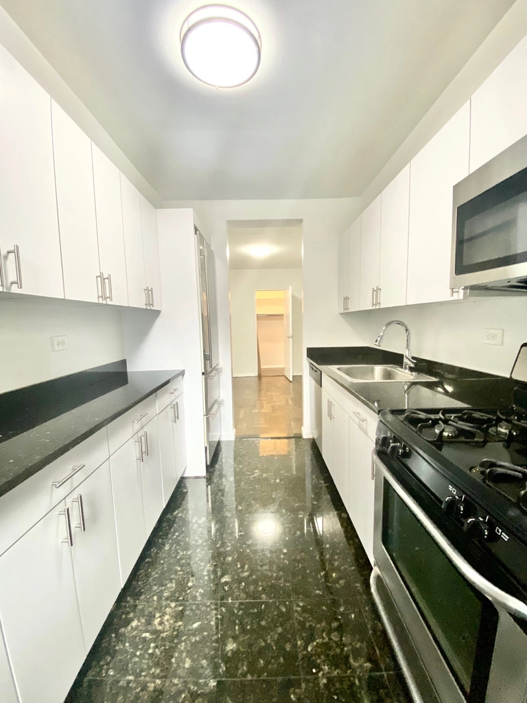 East 51st Street - Photo 3