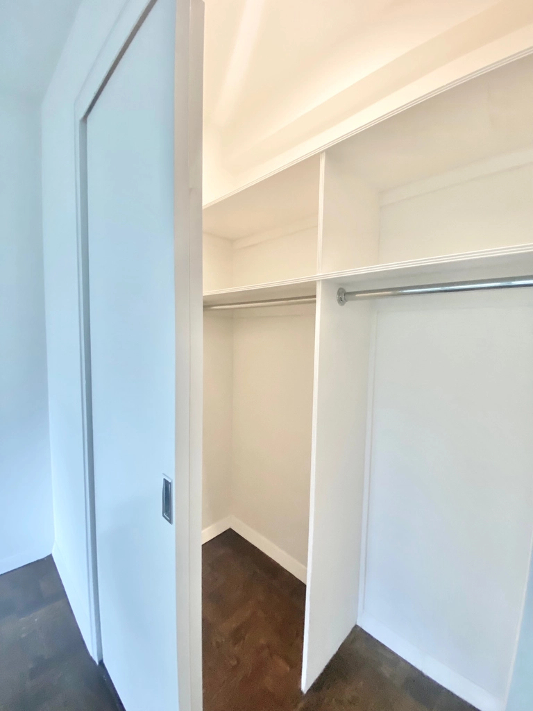 East 51st Street - Photo 7