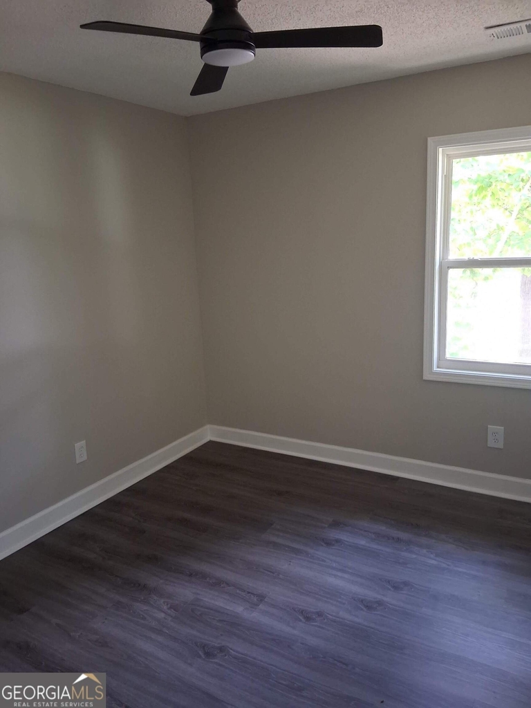 8229 Queens Drive - Photo 11