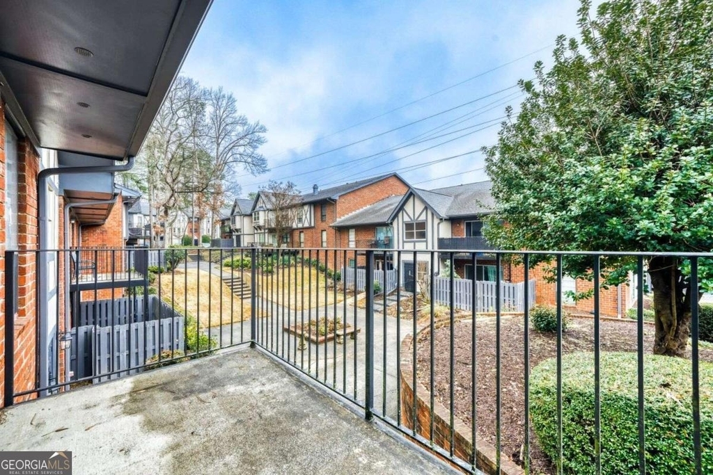 6851 Roswell Road - Photo 21