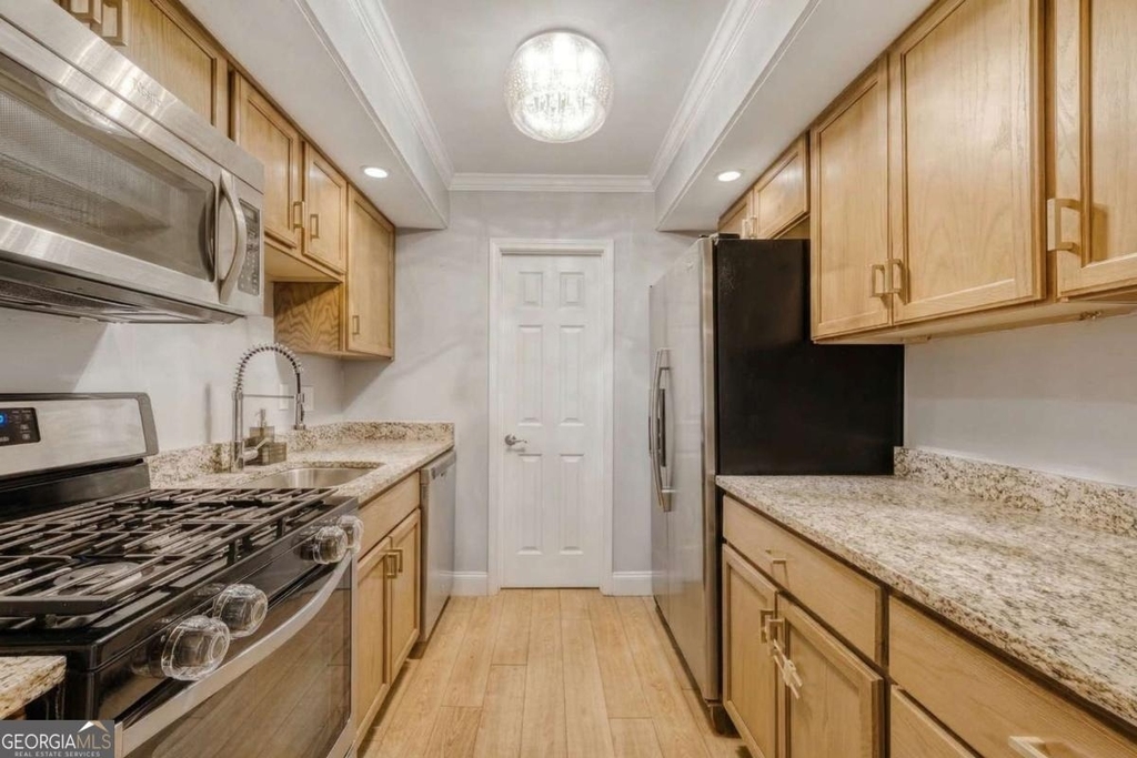 6851 Roswell Road - Photo 3