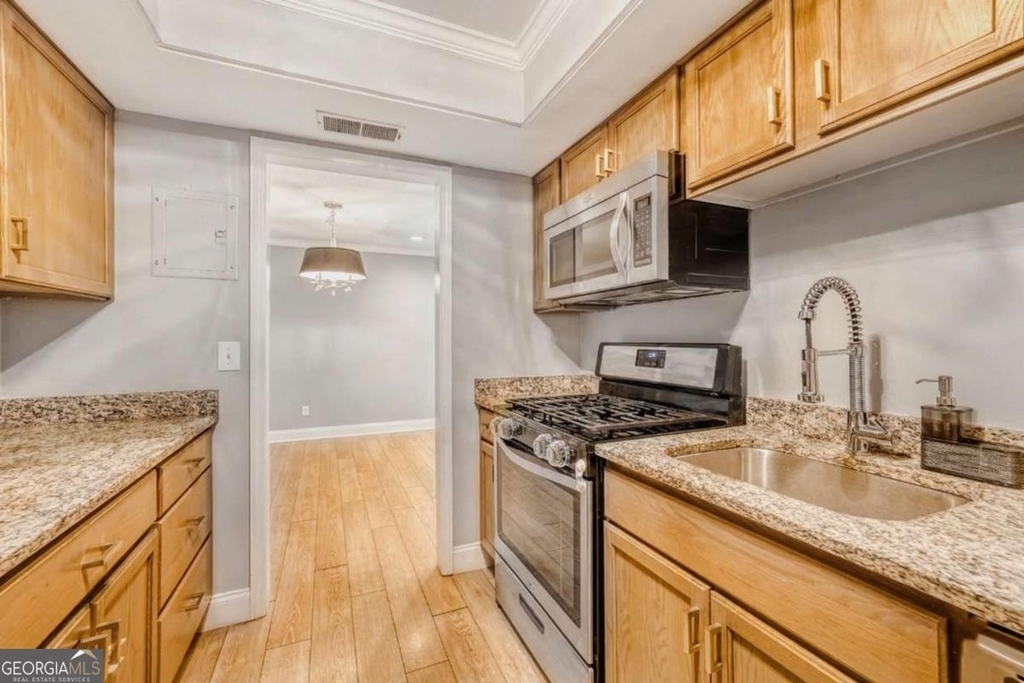 6851 Roswell Road - Photo 4