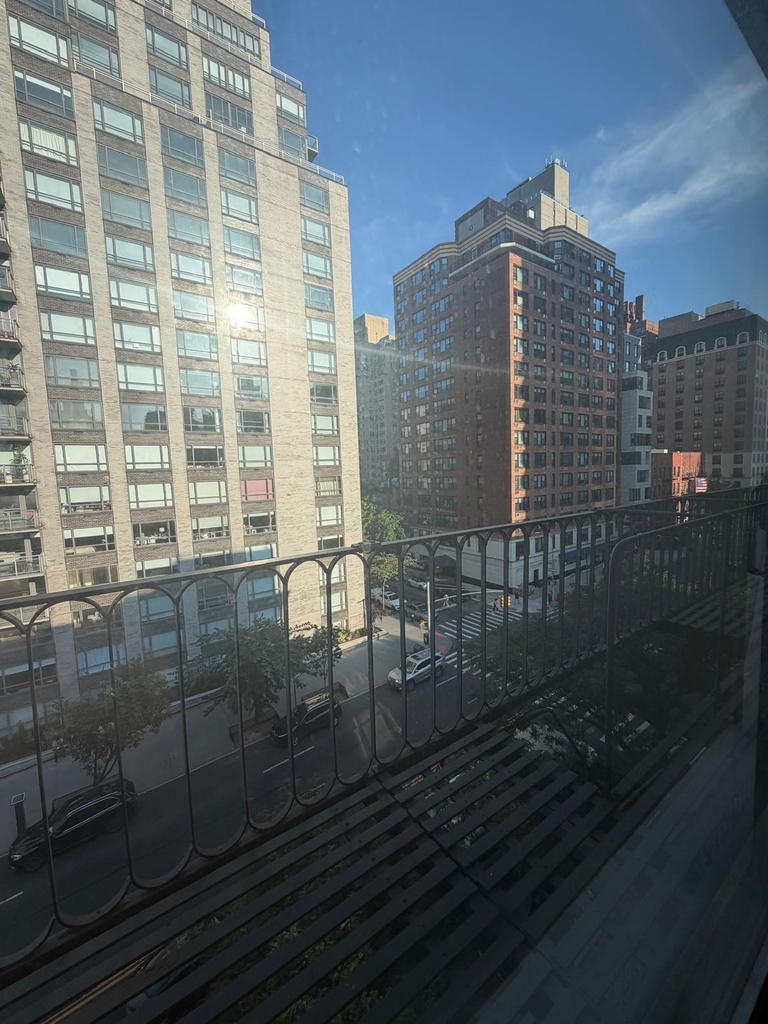 E 87th Street / York Avenue - Photo 6