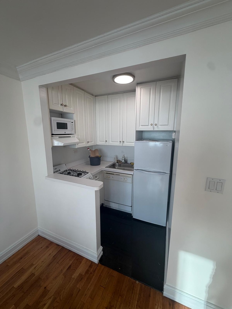 E 87th Street / York Avenue - Photo 0