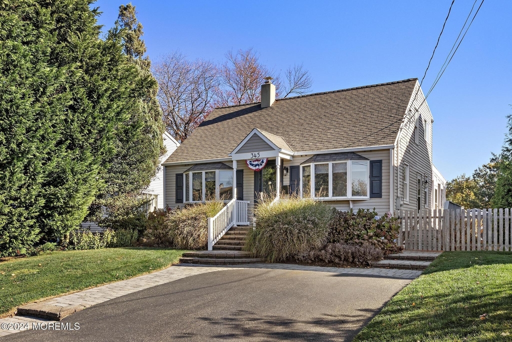 345 Macarthur Avenue - Photo 1