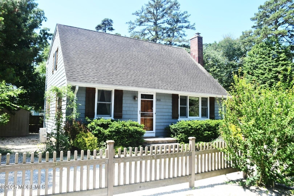 303 Deerfoot Lane - Photo 0