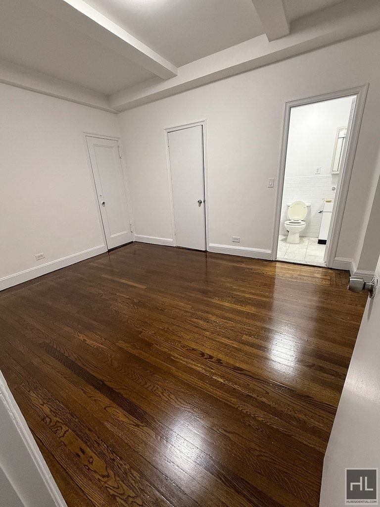 East 46 Street - Photo 3