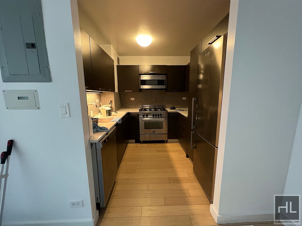 East 39th Street - Photo 8