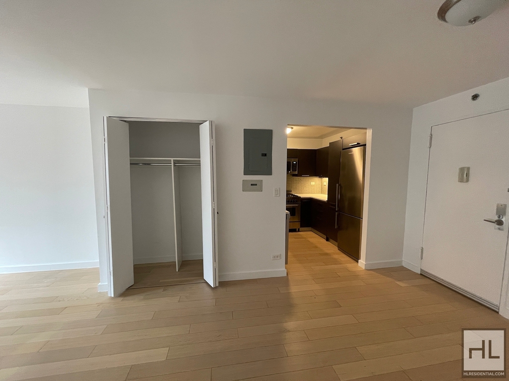 East 39th Street - Photo 5