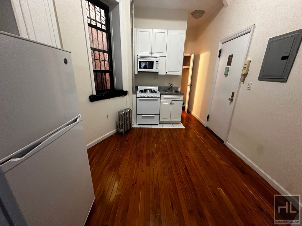 East 38 Street - Photo 8