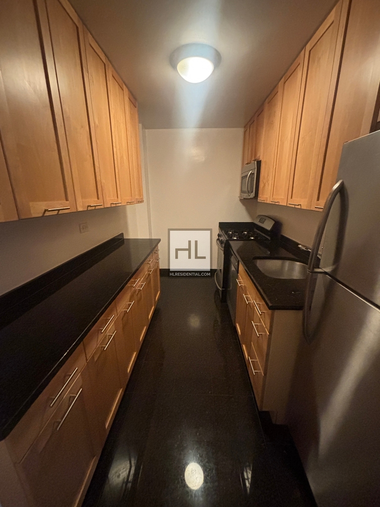 East 49 Street - Photo 5