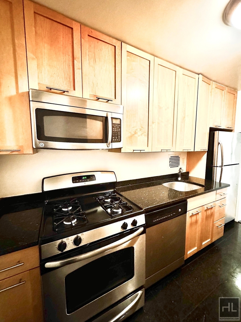 East 49 Street - Photo 8