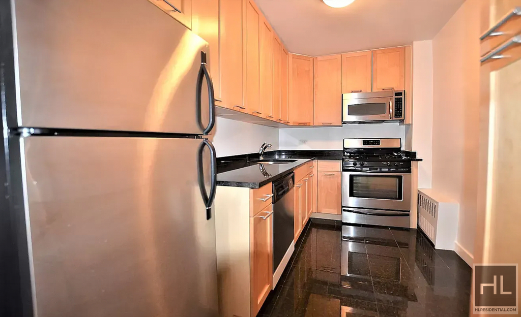 East 49 Street - Photo 4