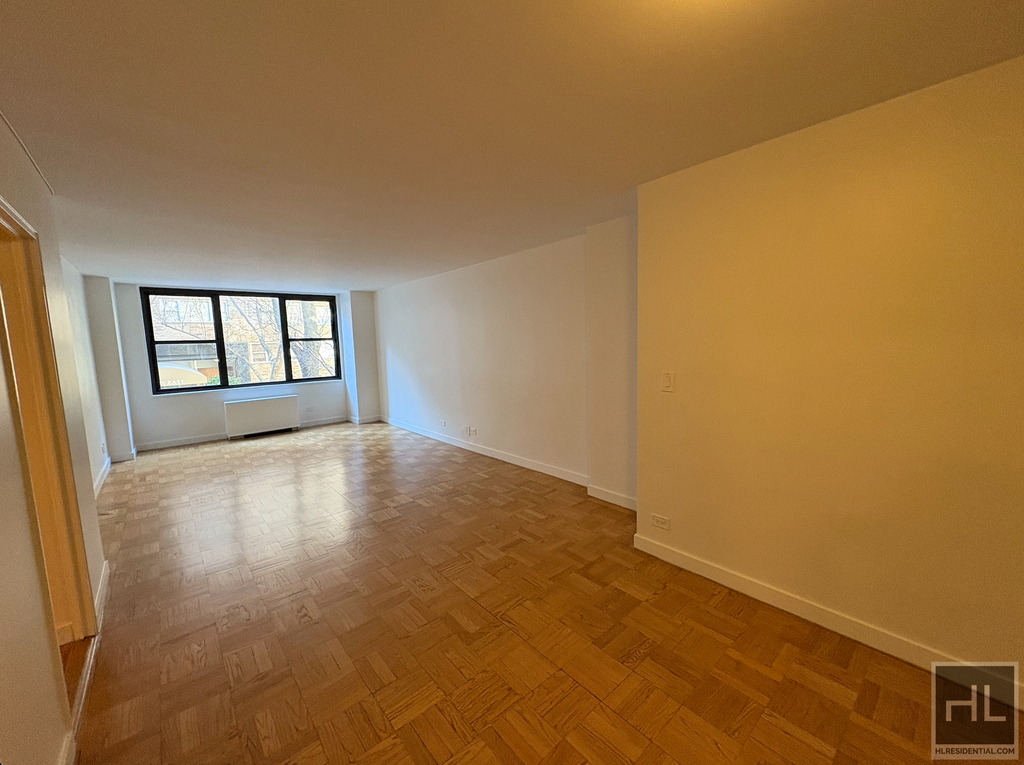 East 49 Street - Photo 12
