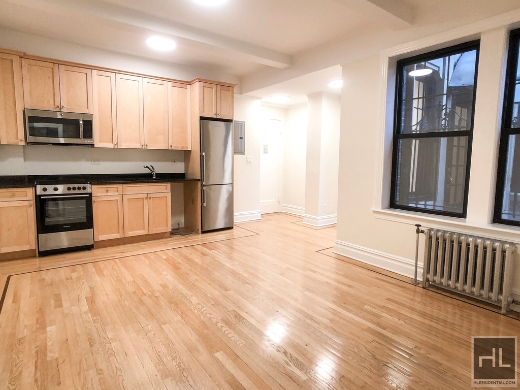 East 92 Street - Photo 0