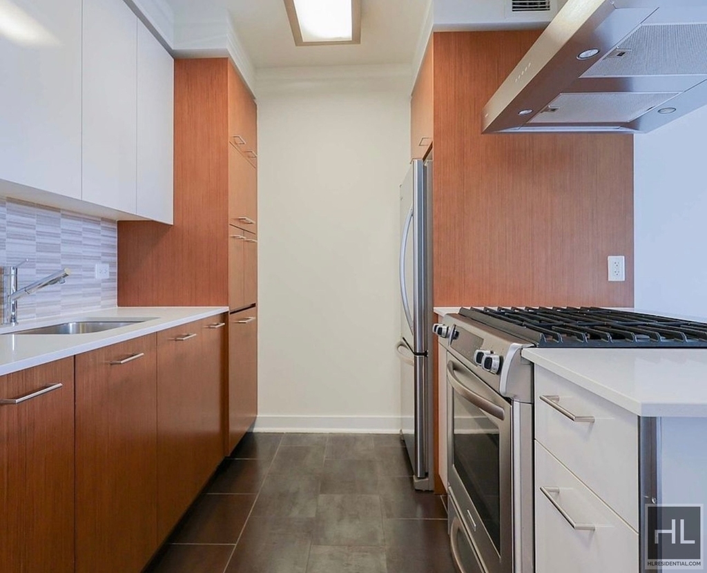 West 42nd Street - Photo 2