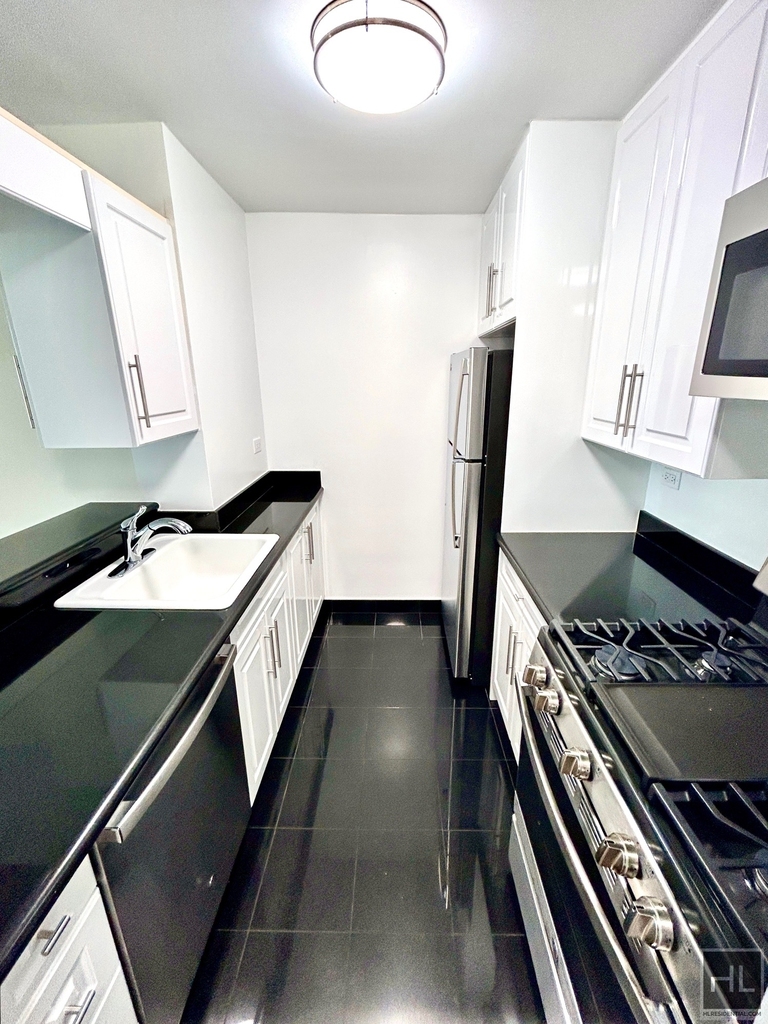 East 71st Street - Photo 6