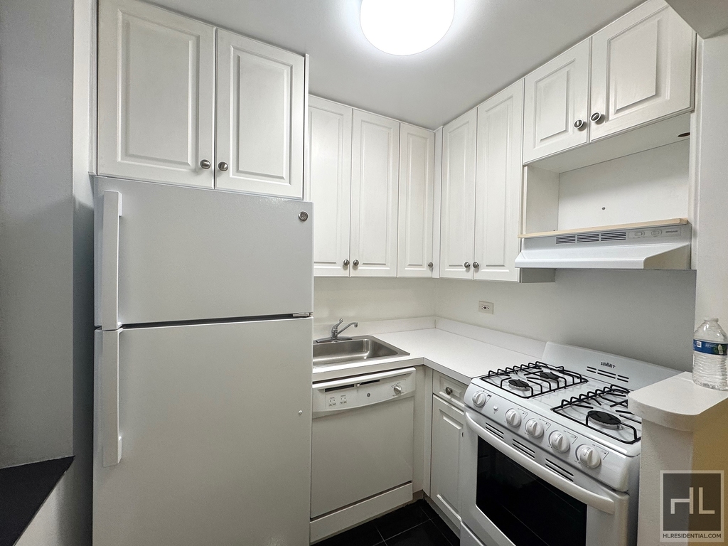 East 58 Street - Photo 5
