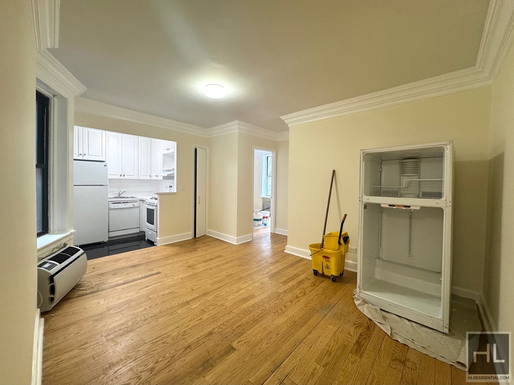 East 58 Street - Photo 2