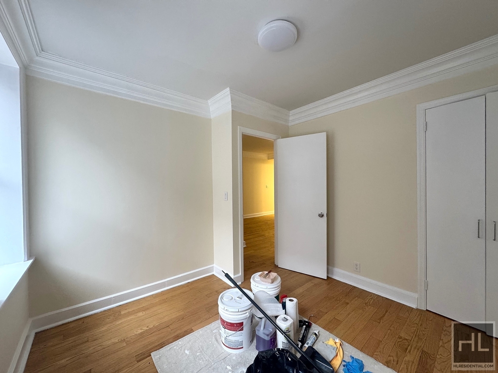 East 58 Street - Photo 4
