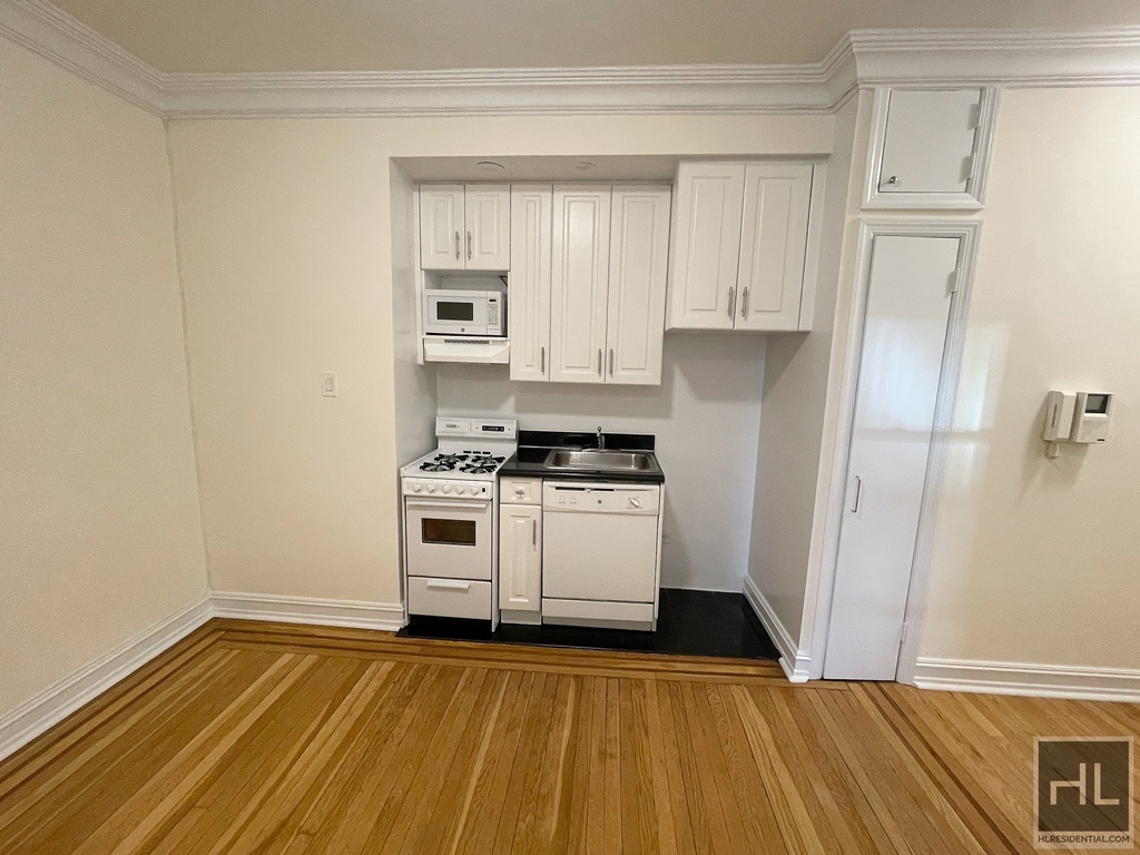 East 51 Street - Photo 3