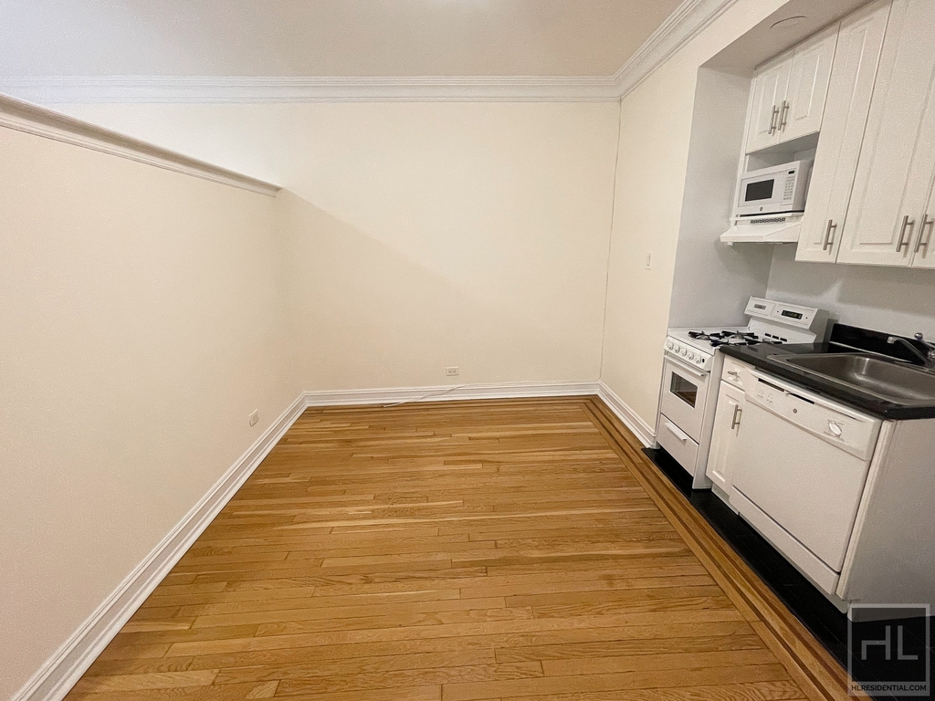 East 51 Street - Photo 2