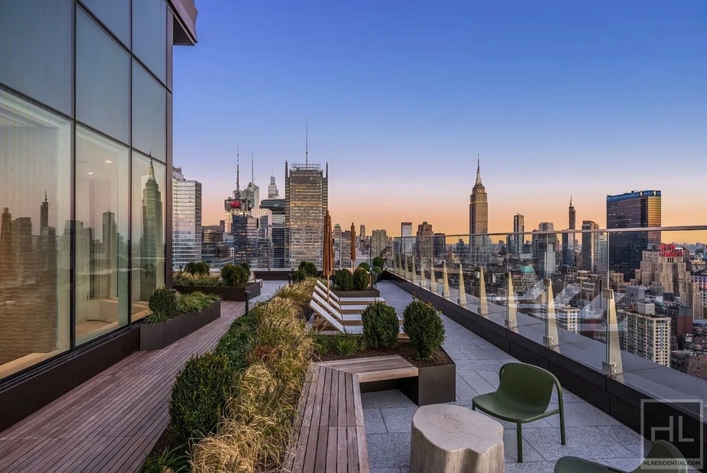 10th Avenue - Photo 7