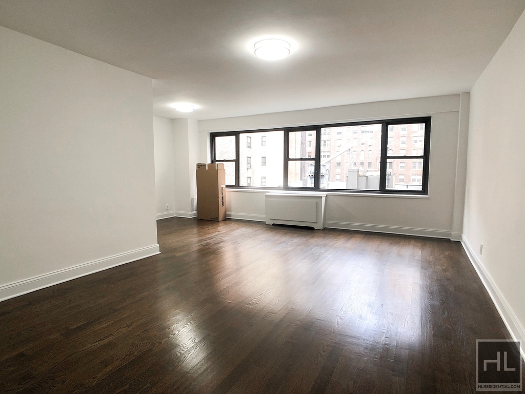 East 56 Street - Photo 0