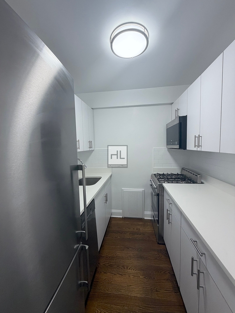 East 56 Street - Photo 1