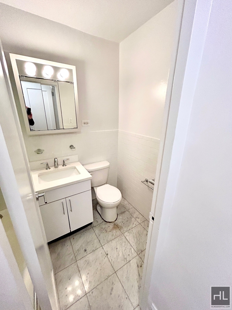 East 89th Street - Photo 9