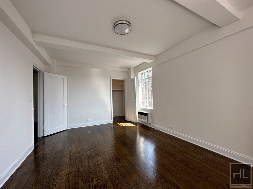 Fifth Avenue - Photo 2