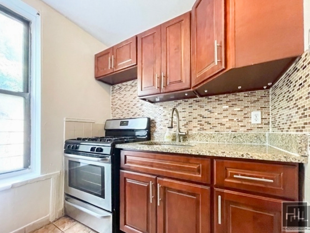 East 101 Street - Photo 8