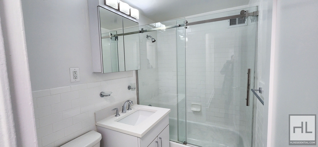 E 16 St - Photo 4